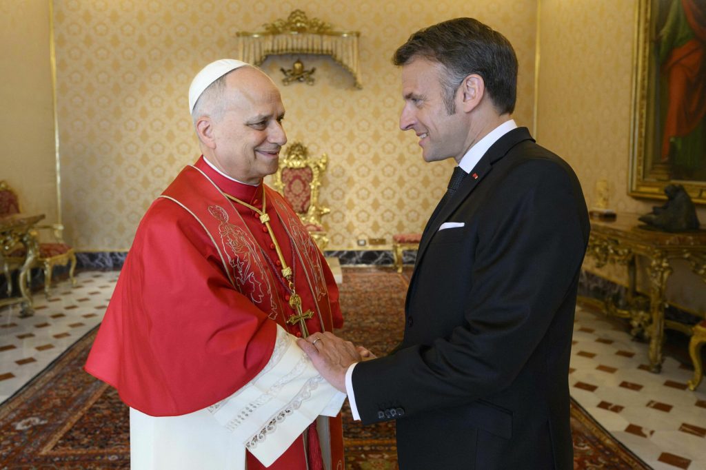 Emmanuel Macron nu va participa la slujbele oficiate de Papa Leon al XIV-lea în Franța