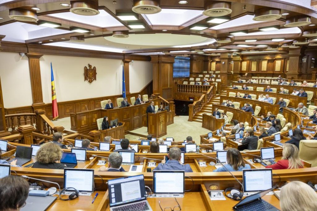 Premierul Vasile Tofan, în plenul Parlamentului: Pregătirea pentru o criză nu începe atunci când se stinge lumina sau dispare motorina de la stație, ci astăzi