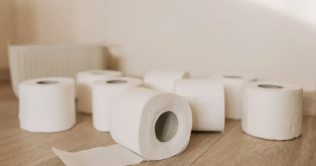 Femeile pun hârtie igienică pe șinele ferestrelor și ușile glisante. Trucul care uimește gospodinele