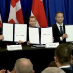Trump semnează, în marja Adunării Generale a ONU, Acordul de securitate cu Danemarca şi Groenlanda. ”Două baze militare foarte mari” urmează să fie construite la Narsarsuaq, în sud, şi la Mestersvig, pe coasta de est. UE salută ”un pas pozitiv înainte”