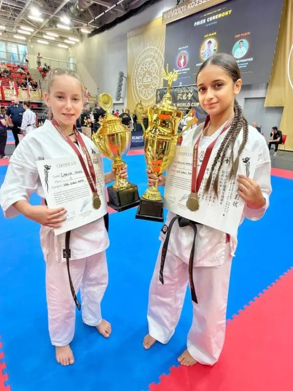 Sibiul urcă pe podiumul mondial! Carina Criste și Raluca Maria Bucăța au cucerit patru medalii la Budapesta