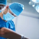 Care sunt diferenţele esenţiale între intervenţia laparoscopică şi cea cu robotul chirurgical? Explicaţiile dr. Decebal Fodor, chirurg în cadrul reţelei Regina Maria Braşov
