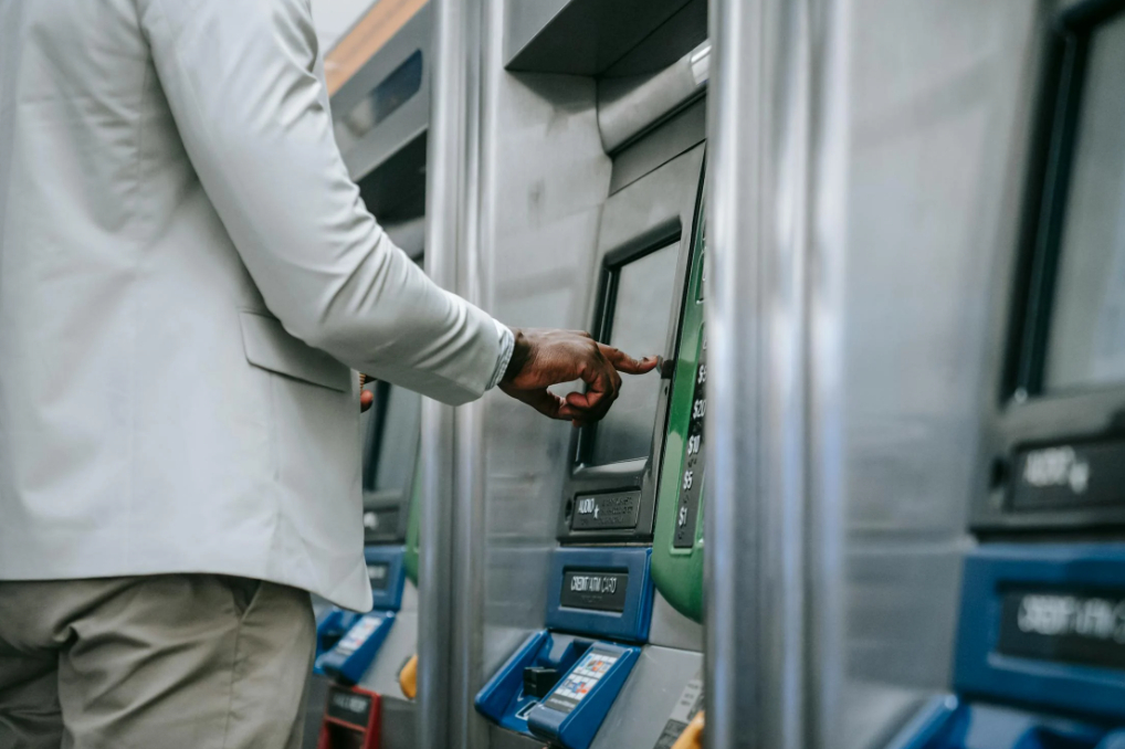 Peste 100.000 de euro, furați din conturi în jumătate de oră după apeluri în rafală. Antreprenorul păgubit: „Știm exact unde sunt banii. Banca nu a putut să recupereze nimic”