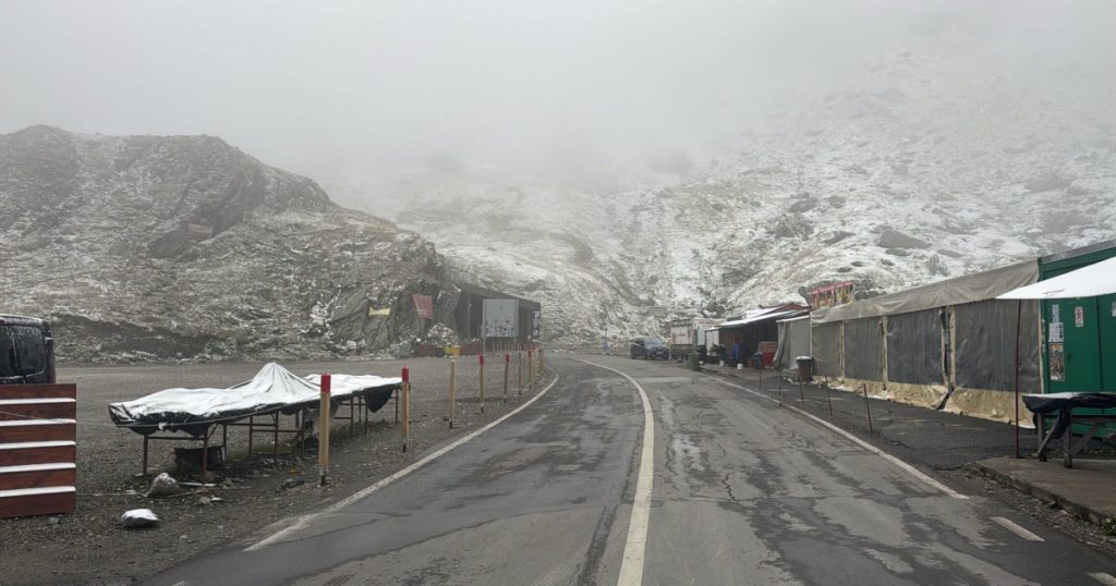 Ninsoare abundentă pe Transfăgărăşan: au intervenit drumarii. Șoferii trebuie să fie pregătiți să conducă în condiții de iarnă