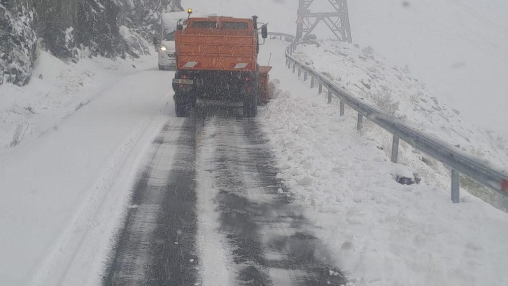 Ninsoare abundentă pe Transfăgărășan. Drumarii au intervenit cu utilaje și peste 5 tone de sare