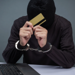 Înșelăciune prin intermediul unei pagini false de socializare. Bărbat reținut pentru credite online frauduloase