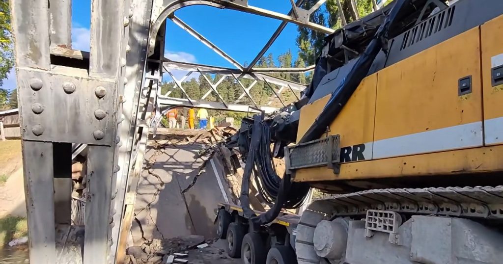 Un pod din Bacău s-a prăbușit sub greutatea unui TIR. Traficul pe drumul spre Miercurea Ciuc este blocat