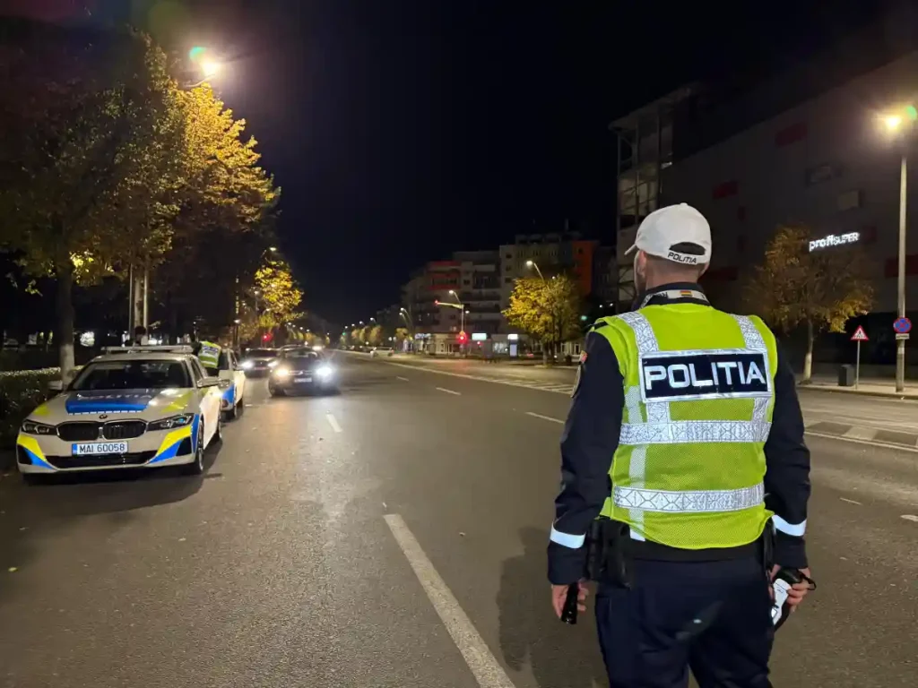Autoturism fără numere de înmatriculare, urmărit de polițiști pe străzile din Aiud: Mașina era radiată din circulație, iar șoferul s-a ales cu dosar penal