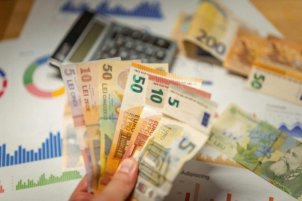Euro atinge un nou maxim istoric, în plină debandadă politică