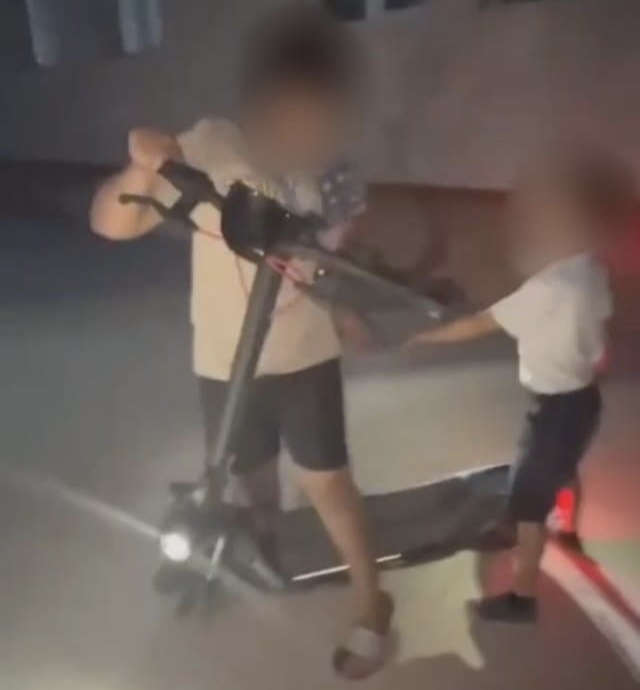 VIDEO. Incident șocant la Gura Padinii. Un minor, amenințat cu cuțitul și lăsat fără anvelope la trotinetă de alți copii, în curtea școlii
