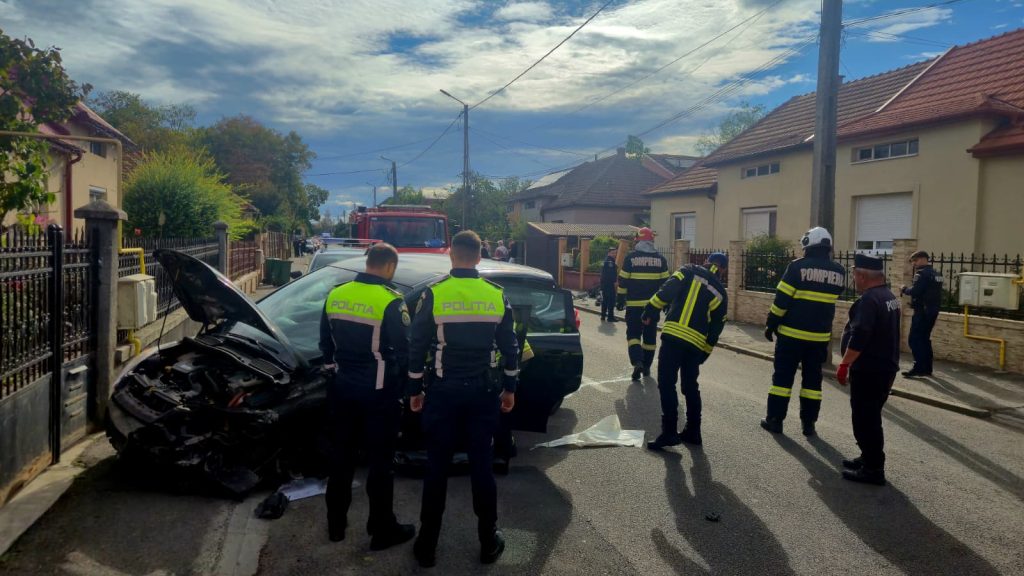 FOTO. Bărbat de 82 de ani, rămas încarcerat în mașină. Accident puternic, miercuri, pe o stradă din Satu Mare
