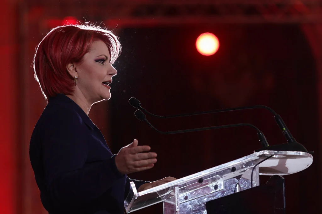 Olguța Vasilescu îi răspunde lui Siegfried Mureșan: „Nu știu de unde ați tras concluzia că pe mine mă deranjează că sunteți neamț. E singura dvs. calitate”