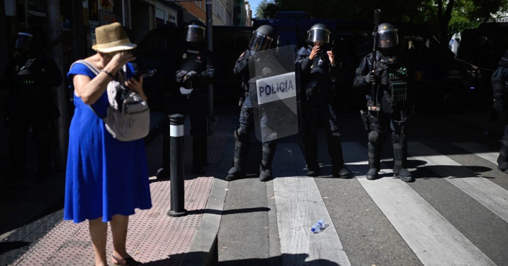 Criza locuințelor din Spania: Ciocniri cu poliţia la Madrid, după evacuarea dramatică a unei chiriaşe în vârstă de 87 de ani