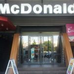 ANUNȚ McDonald’s. Schimbă restaurantele și meniul cu opțiuni mai sănătoase, inclusiv preparate din ouă. Investiții de miliarde dolari  în următorul deceniu