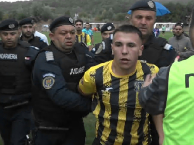 Scandal la un meci din România: Jandarmeria a intervenit pe teren! Triplul campion al lui Dinamo, implicat
