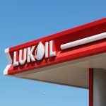 SURPRIZĂ Rafinăria Petrotel și rețeaua de benzinării Lukoil pot ajunge în proprietatea statului american, a unor miliardari arabi apropiați de Trump și a lui Todd Boehly, fost patron la Chelsea