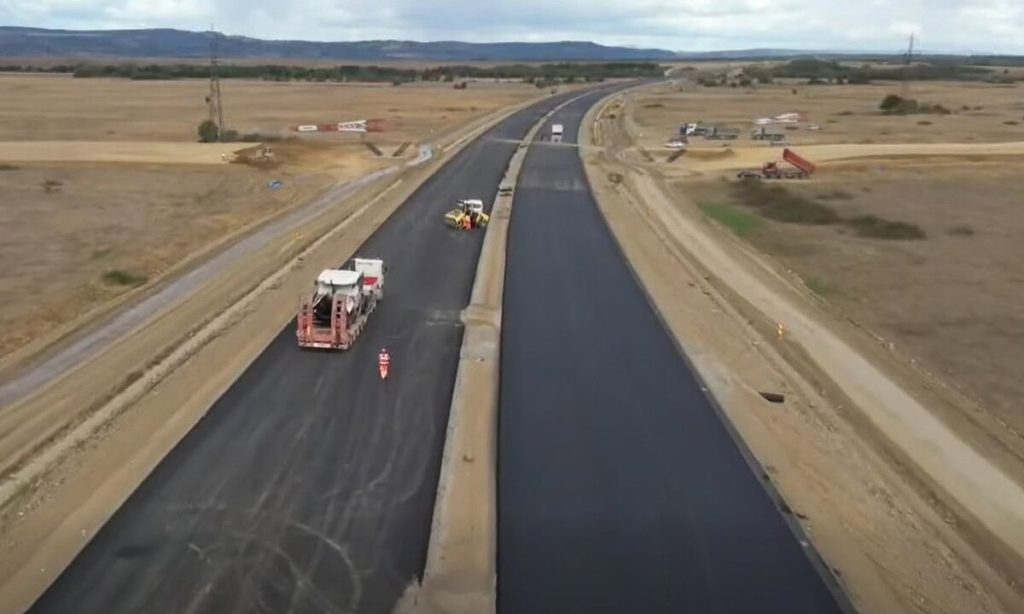 VIDEO: Autostrada A13 Sibiu–Făgăraș avansează: peste 50% pe tronsonul Avrig–Arpașu. Peste 1000 de muncitori pe primele două loturi
