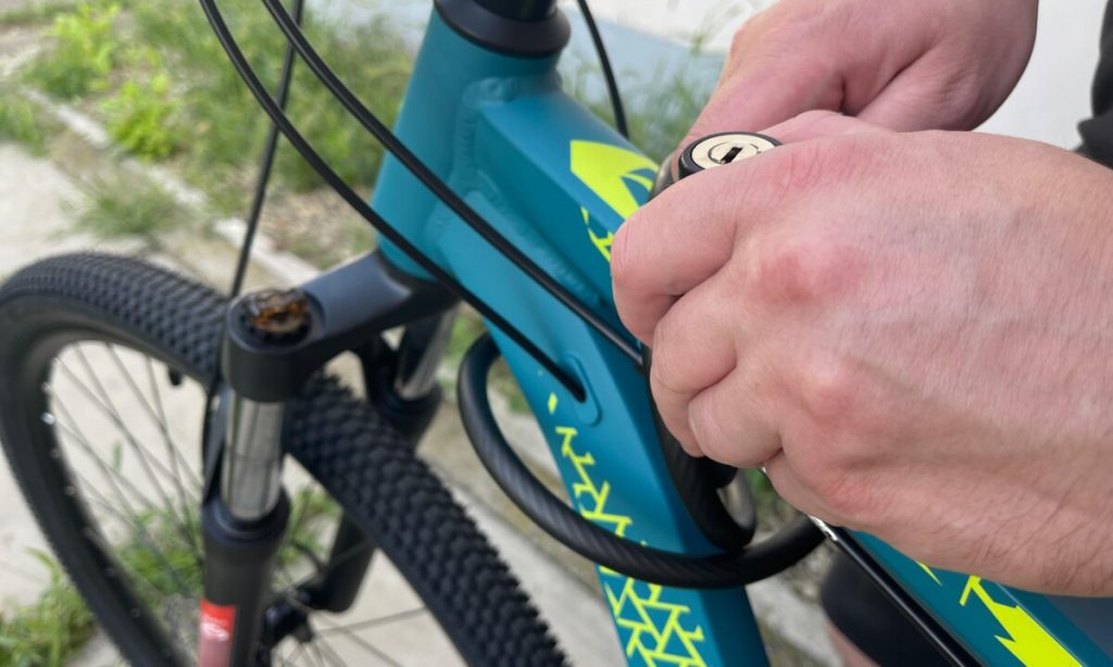 Tânăr din Aiud, reținut pentru 24 de ore de polițiști: A furat bicicleta unei femei