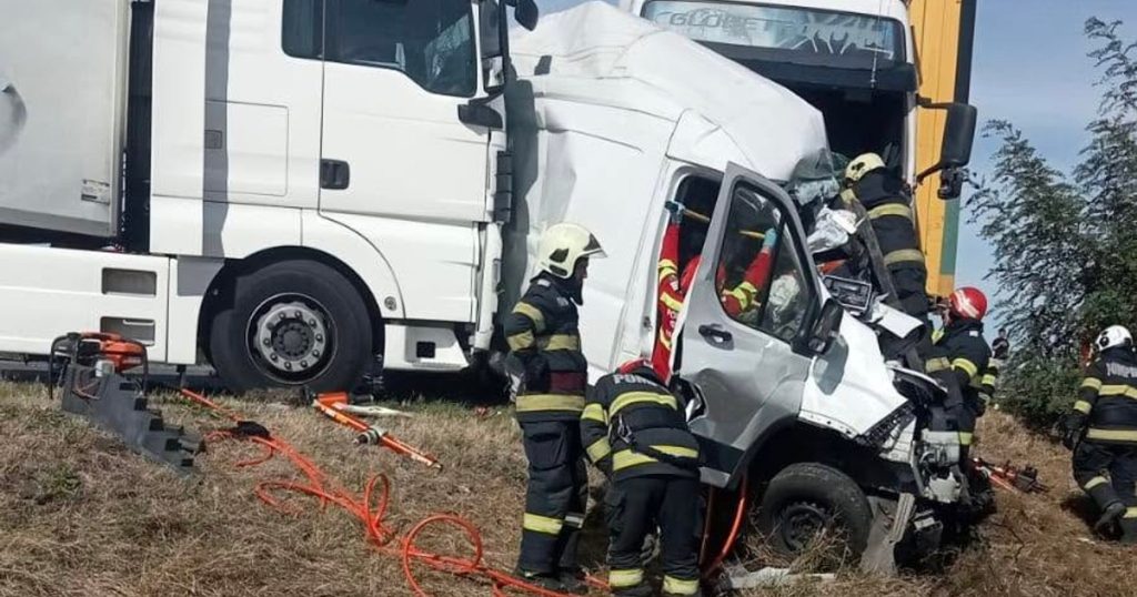 Accident cumplit în Caraș-Severin: două femei au murit după ce un microbuz a fost strivit între TIR-uri