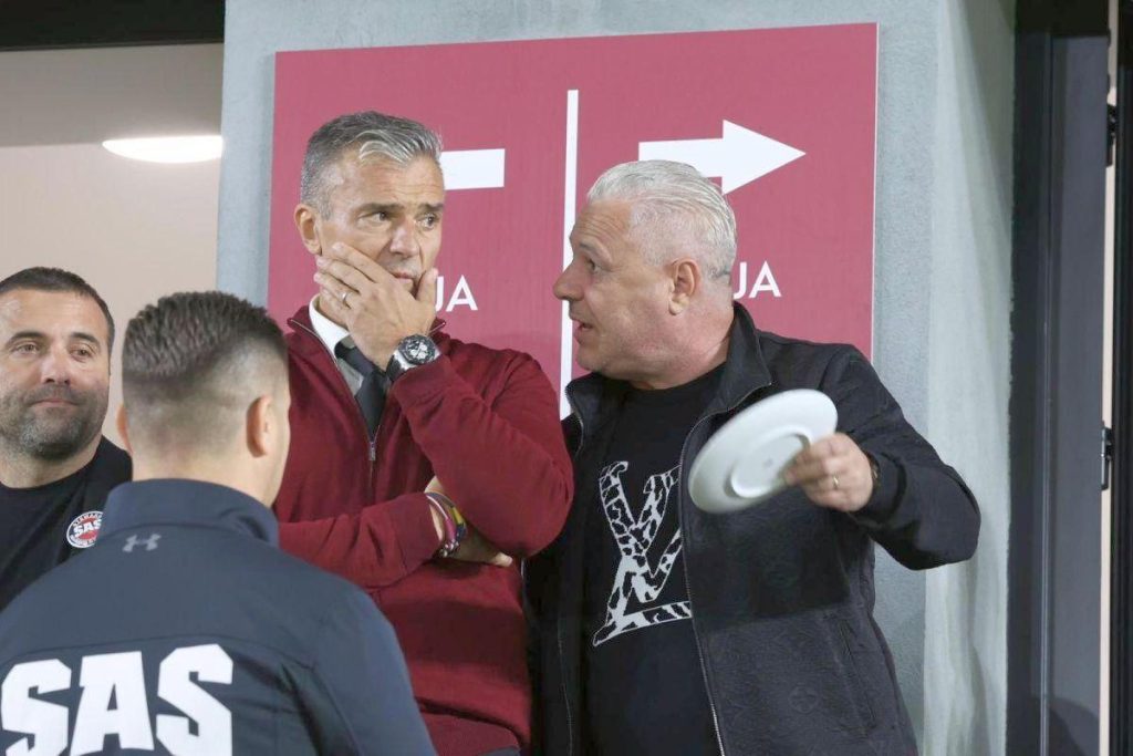 Îl ia la întrebări pe Șumudică, după ce a primit „block”: „Te pupi cu ei dacă te înjură?”