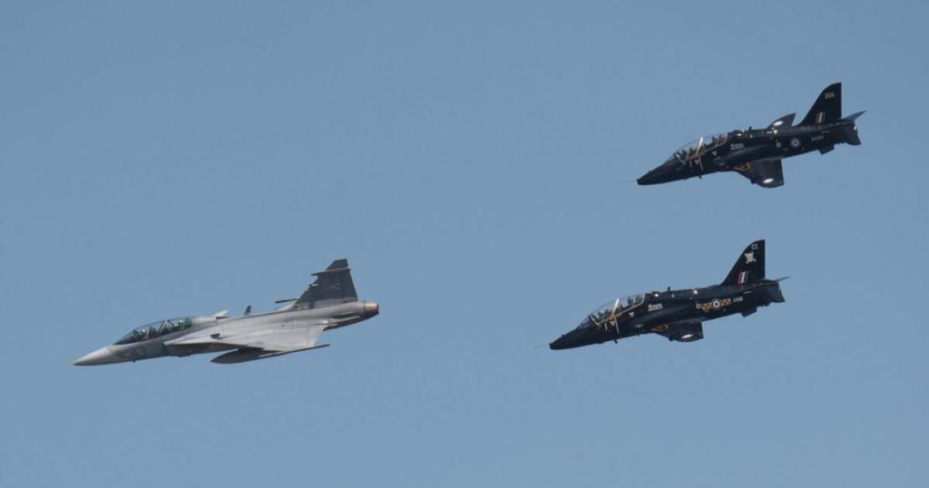 Avion militar prăbușit la scurt timp după decolare în Țara Galilor. Cei doi piloți s-au catapultat