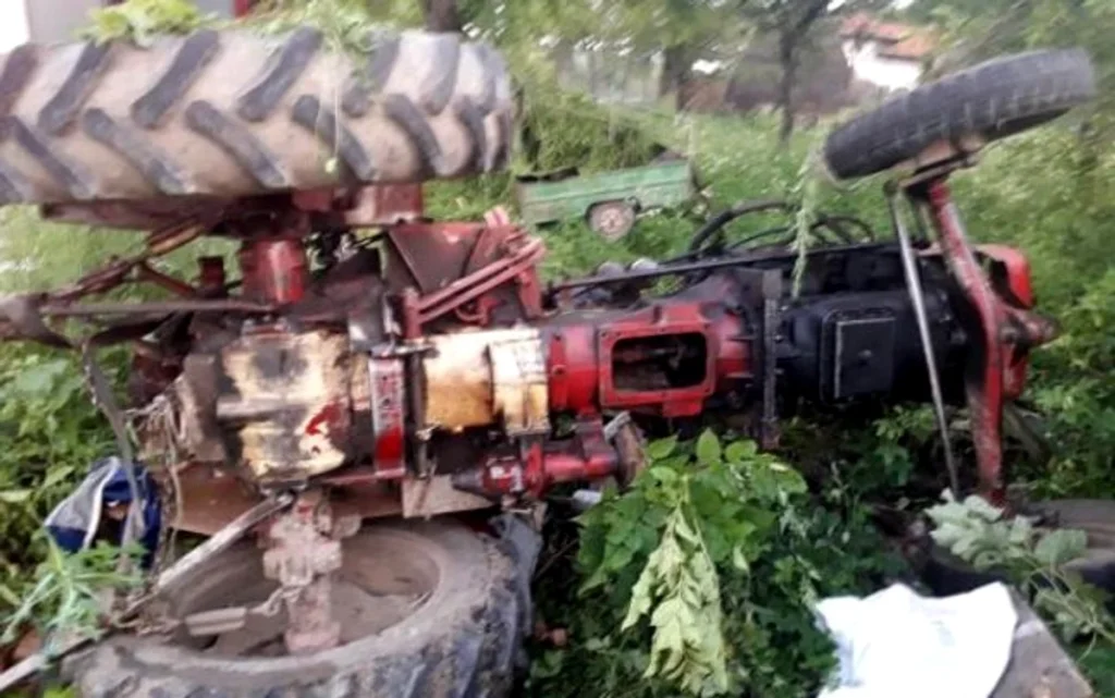 Tractor răsturnat în Hârtiești. Un bărbat a fost rănit