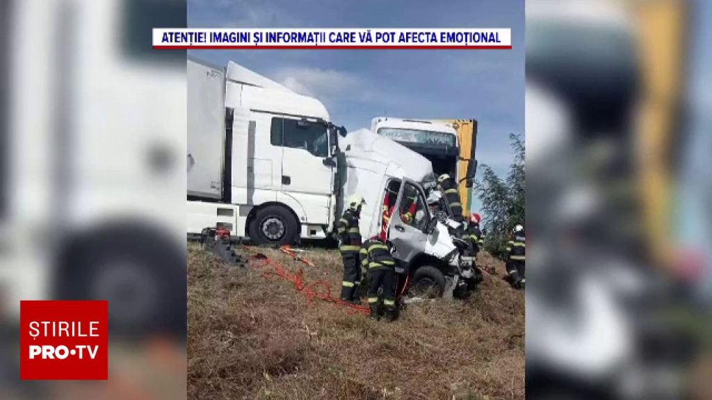 Microbuz prins ca într-o menghină între două TIR-uri, în Caraș-Severin. Două femei din Marea Britanie au murit pe loc