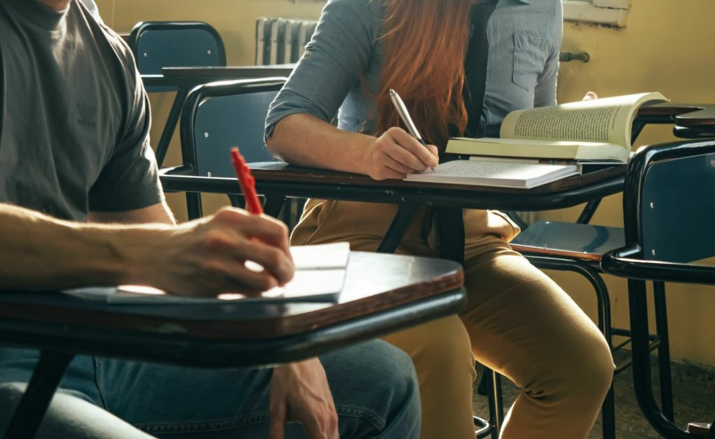 Haos în licitația manualelor pentru clasa a IX-a. Unele edituri își promovează manualele drept câștigătoare, deși procedura nu a fost finalizată