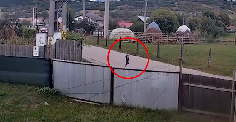 Mama copilașului înecat în râul Trotuș, huiduită de localnici. Ce acuzații îi aduc oamenii furioși: „Criminalo!”. Peste 250 de polițiști l-au căutat pe Iosif
