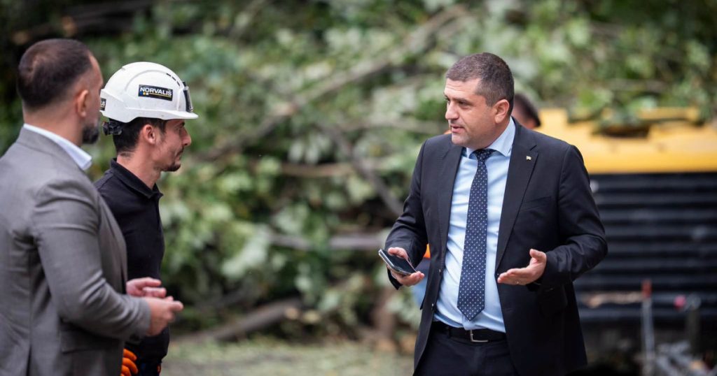 Reacția lui Radu Miruță, după ce a stat o oră în trafic pe Valea Oltului: „Patru oameni lucrau. Mai mulți stăteau și priveau Oltul”