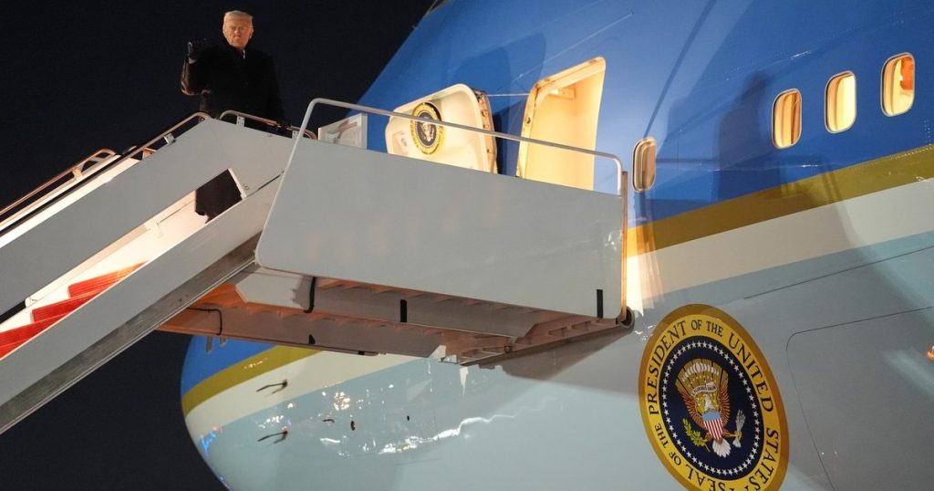 Conflictul dintre Trump și presa americană escaladează. CNN, exclus de la bordul Air Force One