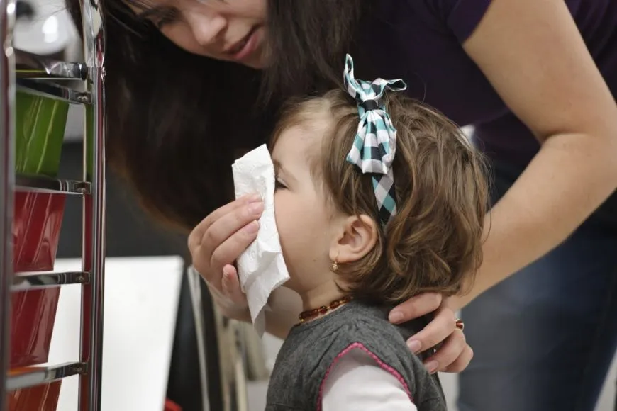 Diferența între alergie și răceală. De la nas înfundat la muci verzi