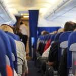 Aterizare de urgenţă pe Aeroportul Otopeni a unui avion al companiei TAROM care decolase din Cluj şi urma să ajungă în Turcia/ Aeronava ar fi lovit un stol de păsări în timpul zborului
