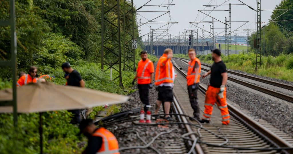 Traficul feroviar grav perturbat în Germania: 300 de trenuri afectate, după ce persoane neidentificate au secţionat şi sustras cabluri