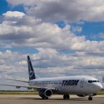 Aterizare de urgenţă pe Aeroportul Otopeni a unui avion al companiei TAROM care decolase din Cluj şi urma să ajungă în Turcia/ Aeronava ar fi lovit un stol de păsări în timpul zborului
