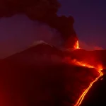 MAE atenţionează românii care se află sau vor să călătorească în Italia că zborurile pe Aeroportul din Catania sunt suspendate până duminică, la ora 12.00, după erupţia vulcanului Etna