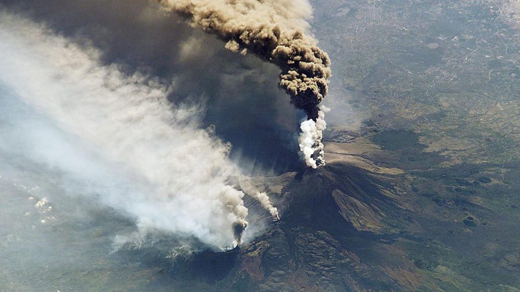 Atenționare MAE, după o nouă erupție a vulcanului Etna. Aeroportul din Catania a fost închis