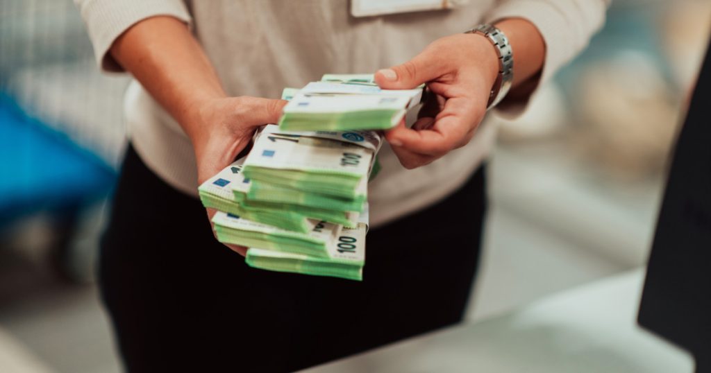 Escrocherie cu AI: Cum au fost transferate 95 de milioane de euro din conturile celei mai mare bănci din Italia