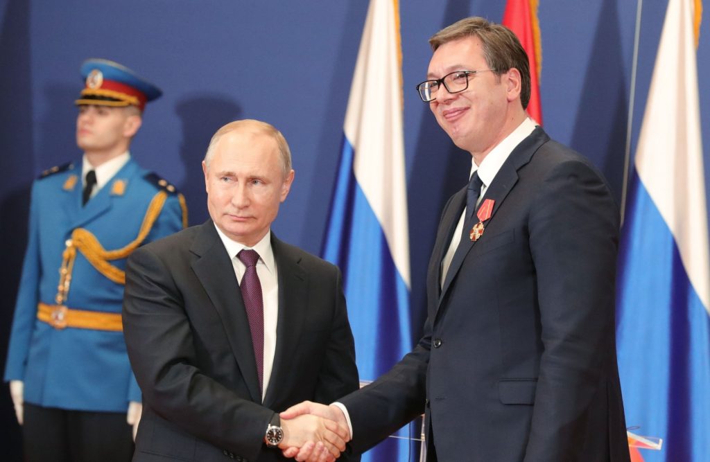Președintele Vučić urmează să demisioneze pentru a deveni premier, într-o rocadă a puterii care amintește de Putin / Președinta Parlamentului, aliata sa, devine președinte interimar al Serbiei (Bloomberg)