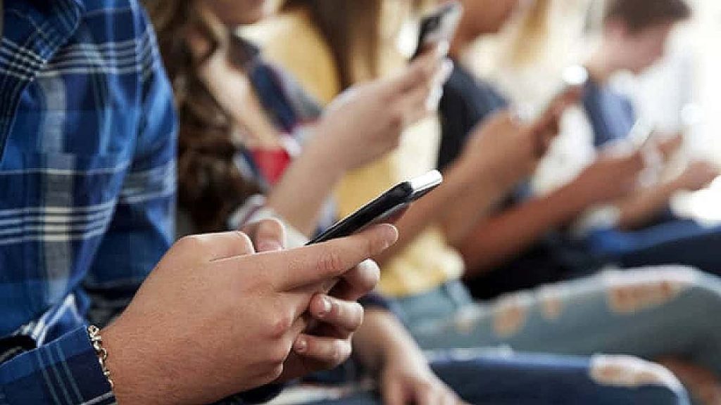 Camere de supraveghere, telefoane depozitate și consiliere psihologică. Ce ar putea deveni obligatoriu în școlile din România