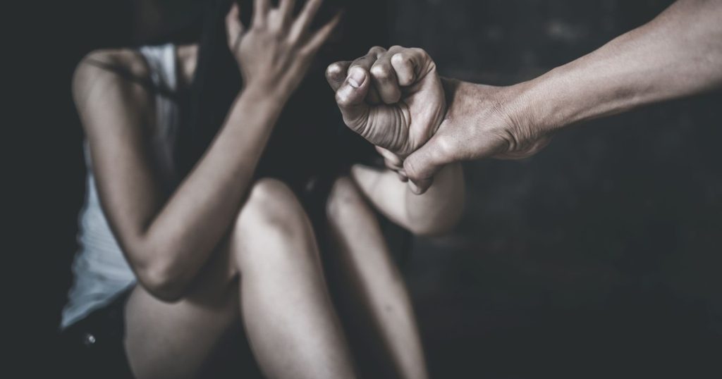Legată de mâini și de picioare, lovită cu toporul și amenințată cu moartea. Cum a scăpat o femeie de concubinul gelos