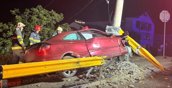 Tragedie pe podul de la IRA din Cluj: un bărbat a murit după ce a intrat cu mașina într-un stâlp