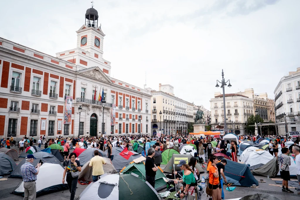 Revoltă în centrul Madridului, unde protestatarii au ocupat de sâmbătă seară celebra Puerta del Sol: „Cu toții suntem Maricarmen”