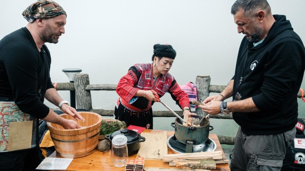 Asia Express descopera China autentică! Tradițiile fascinante ale comunităților Yao și Dong, descoperite de concurenți în noua etapă a Drumului Mătăsii, diseară, de la 20.00, pe Antena 1 şi AntenaPLAY