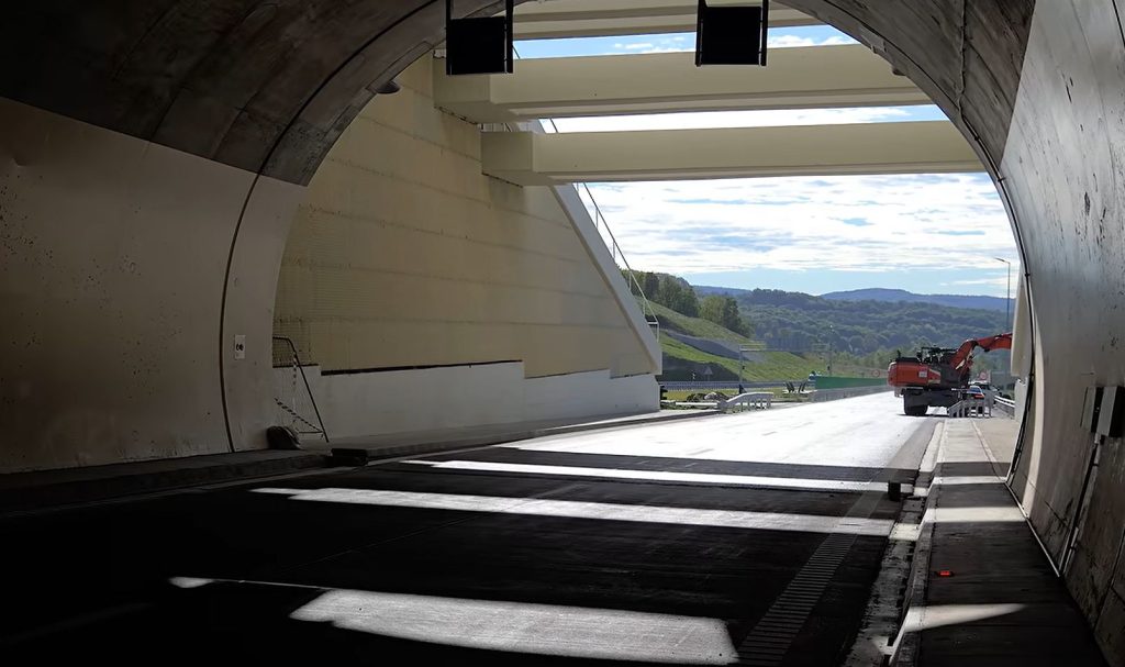 Cum arată primul tunel săpat printr-un deal pe o autostradă din România. Nu mai e mult până va fi deschis circulației (Video)