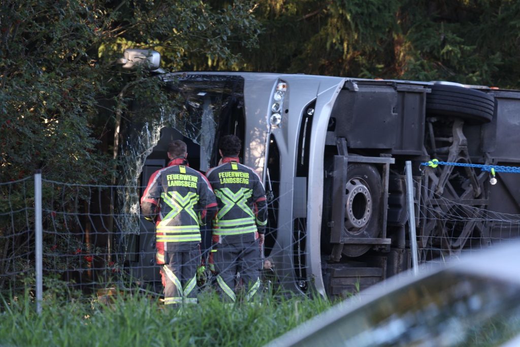 Autocar plin cu turiști, răsturnat pe o autostradă din Germania: doi morți și zeci de răniți