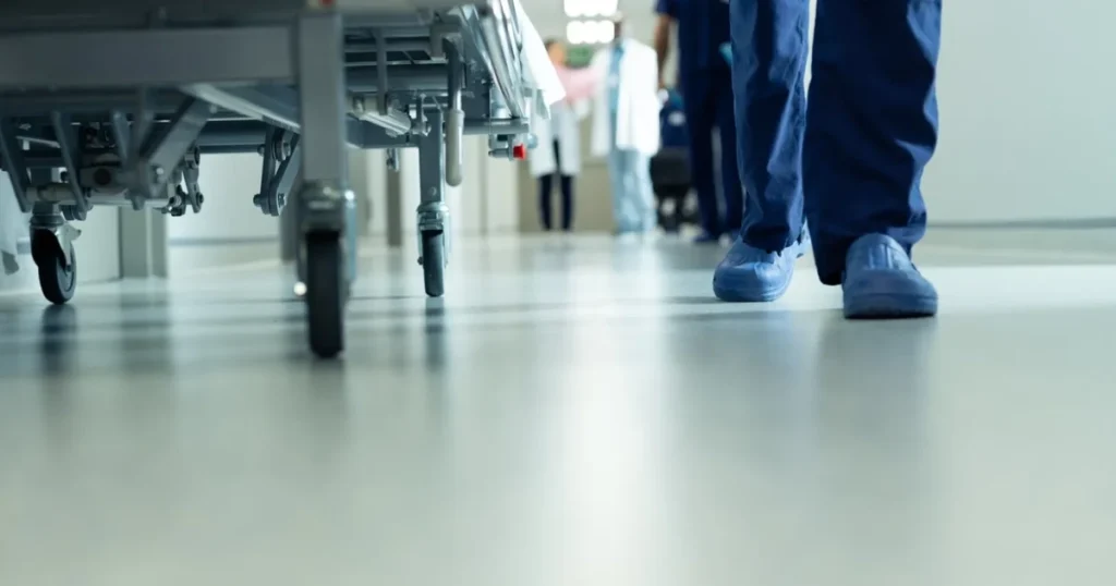 Accident la ieșirea din Cristian. Un bărbat a ajuns în stare gravă la spital după ce s-a răsturnat cu tractorul