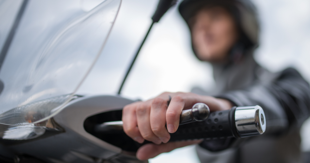 Doi arădeni, prinși pe Calea Radnei cu mopede neînmatriculate și fără drept de conducere