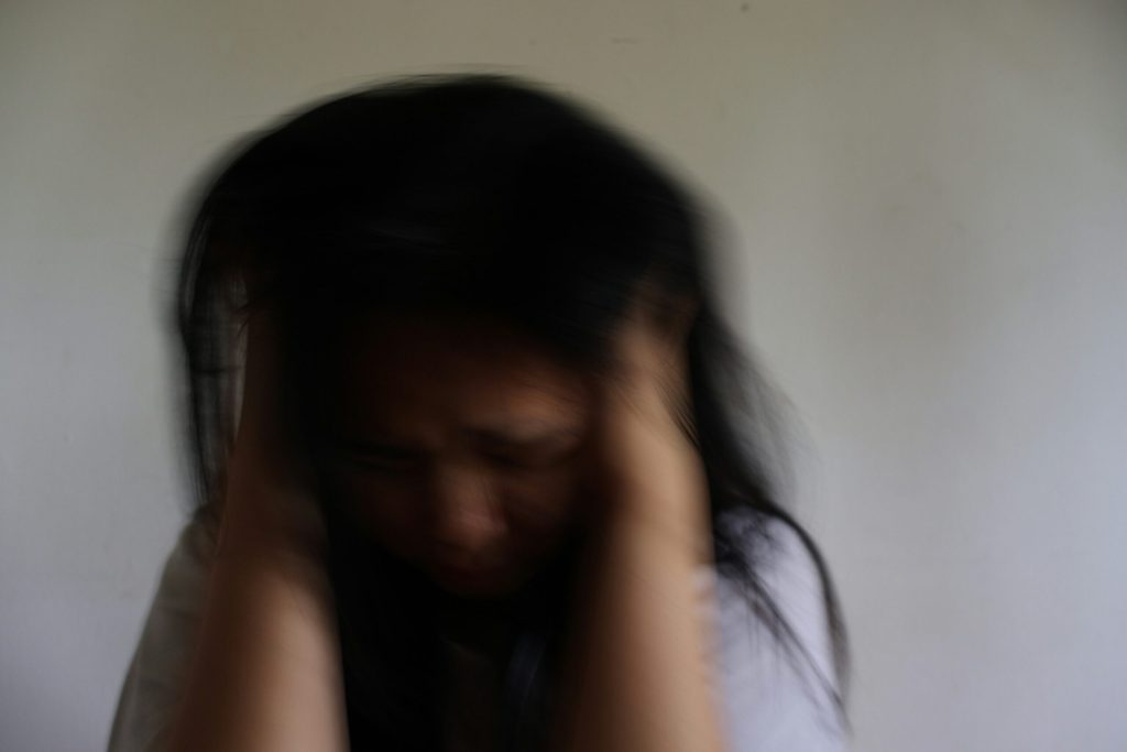 Te confrunți cu „ceața mentală”? Râsul stimulează fluxul sanguin către creier, arată un studiu