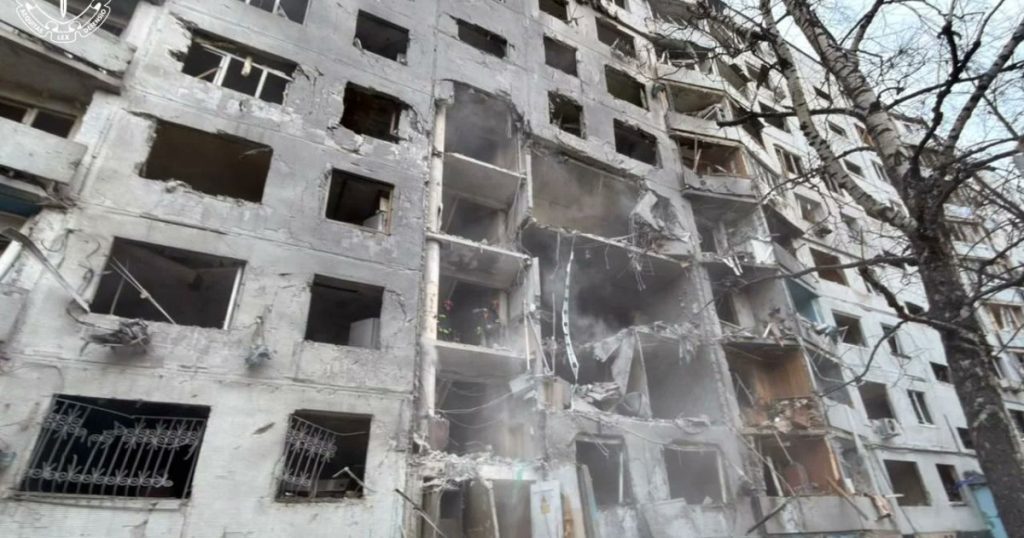 Bloc lovit de o bombă ghidată rusească în Harkiv. Au fost rănite 22 de persoane, inclusiv copii